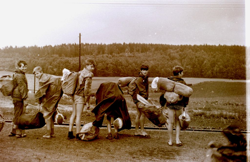 Plik:1968 Radunia. Spływ pontonowy. Watra 018 fot. Z.Żochowski.jpg