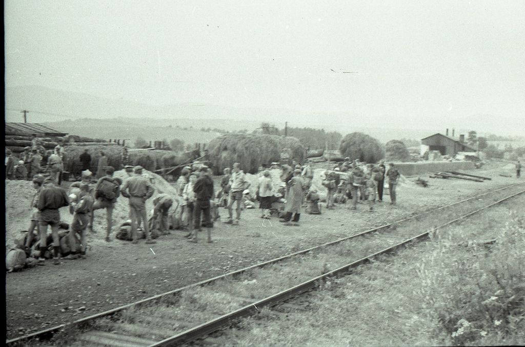 Plik:1957-58 Obóz stały w Bieszczadach. Watra 173 fot. Z.Żochowski.jpg