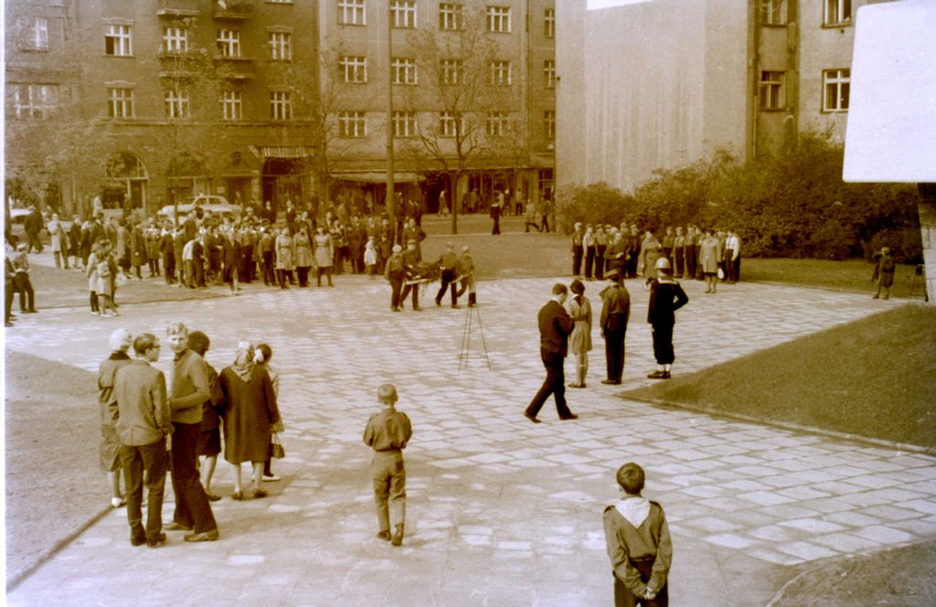 Plik:1966 Odsłonięcie pomnika harcerzy w Gdyni. Watra 045 fot. Z.Żochowski.jpg