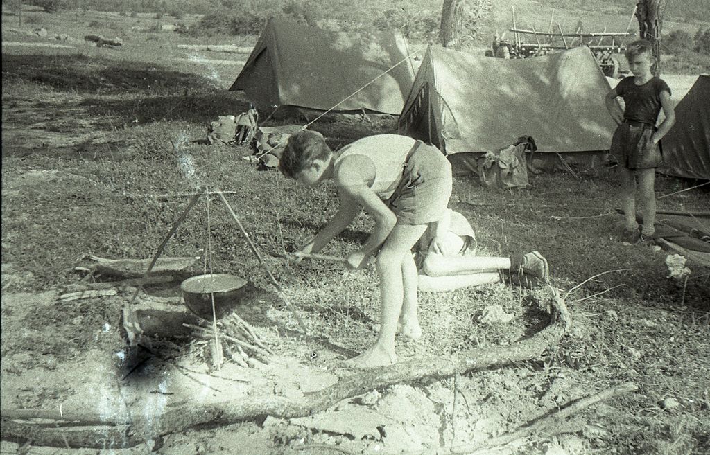 Plik:1956-60 Obóz wędrowny. Bieszczady. 2 GDH Watra 053 fot. Z.Żochowski.jpg