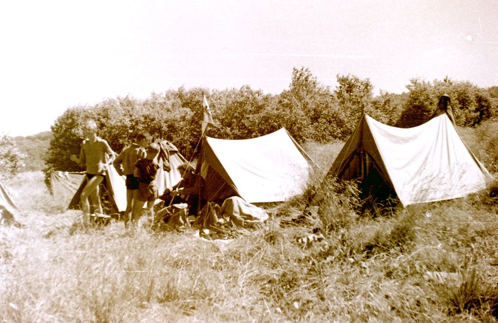 Plik:1958 Obóz wędrowny w Beskidzie Niskim. Watra 012 fot. Z.Żochowski.jpg