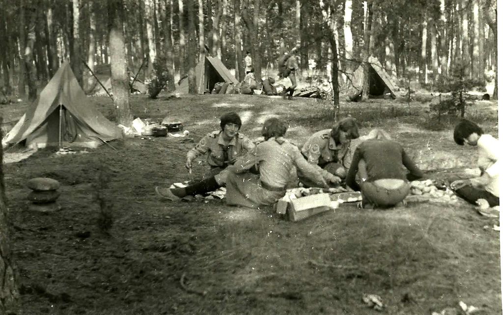 Plik:1978 Góry Świętokrzyskie. Obóz wędrowny Szczepu SP 10 Gdynia. 22 GDH163 fot. D.Zabrocki.jpg