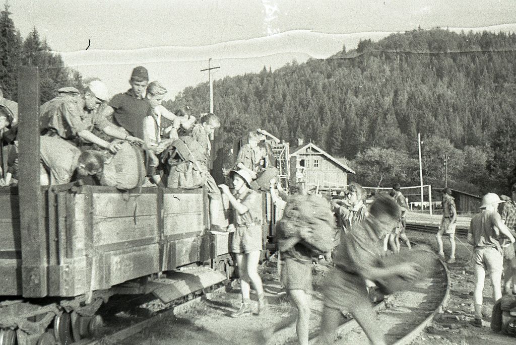 Plik:1956-60 Obóz wędrowny. Bieszczady. 2 GDH Watra 045 fot. Z.Żochowski.jpg
