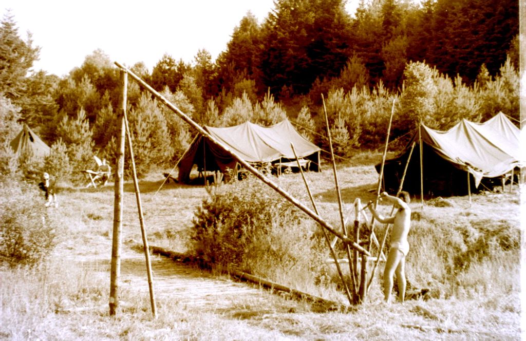 Plik:1957-58 Obóz stały w Bieszczadach. Watra 042 fot. Z.Żochowski.jpg