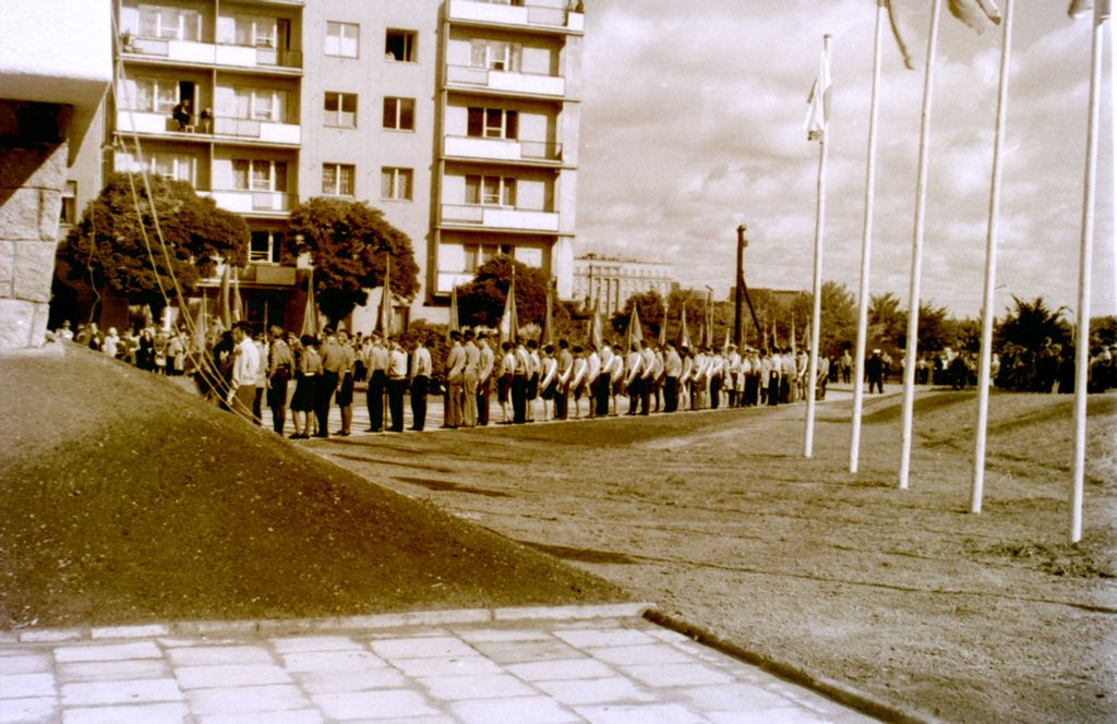 Plik:1966 Odsłonięcie pomnika harcerzy w Gdyni. Watra 053 fot. Z.Żochowski.jpg