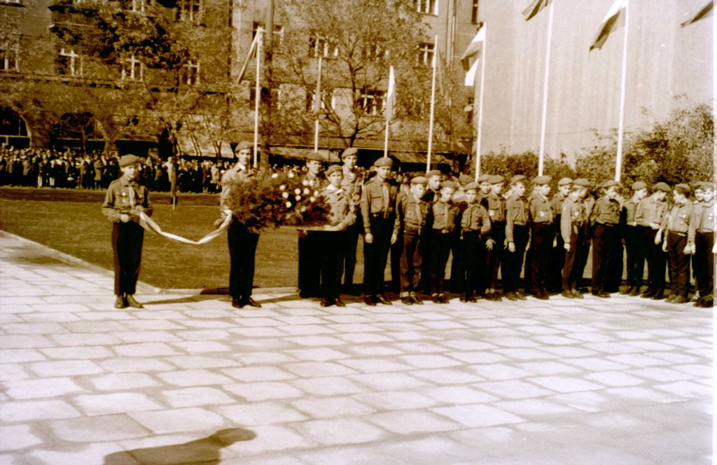 Plik:1966 Odsłonięcie pomnika harcerzy w Gdyni. Watra 065 fot. Z.Żochowski.jpg