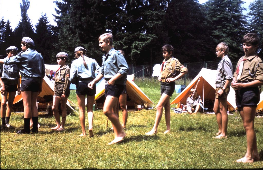 Plik:1973 Obóz Kotlina Kłodzka. Kudowa - Karłów - Strzeliniec. 2 GDH Watra 013 fot. Z.Żochowski.jpg