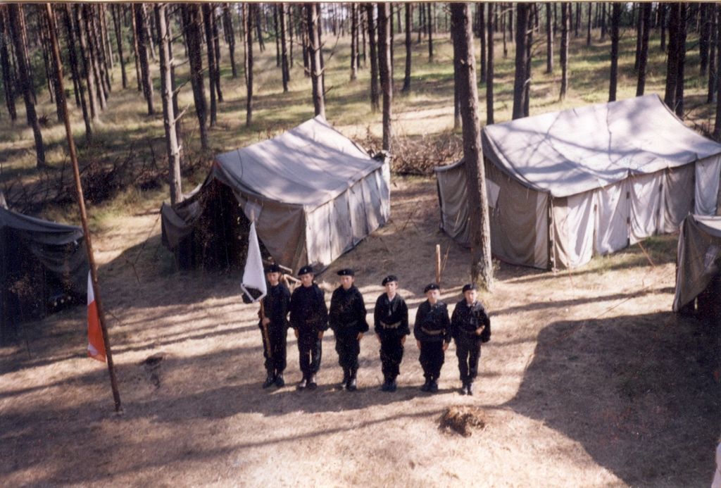 Plik:2001 Trzebuń. Obóz stały 95 GDH. Szarotka008 fot. P. i J. Ojowscy.jpg