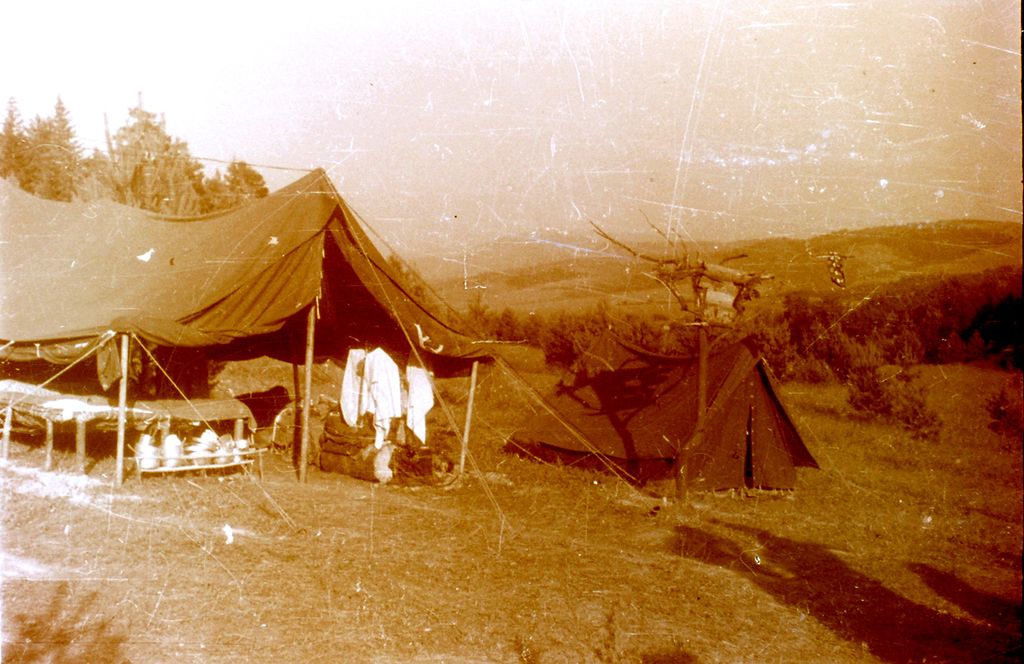 Plik:1957-58 Obóz stały w Bieszczadach. Watra 155 fot. Z.Żochowski.jpg