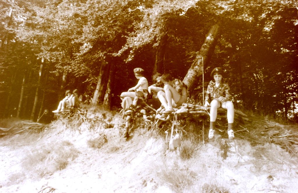 Plik:1980 Obóz wedrowny. Warmia i Mazury. Watra 002 fot. Z.Żochowski.jpg