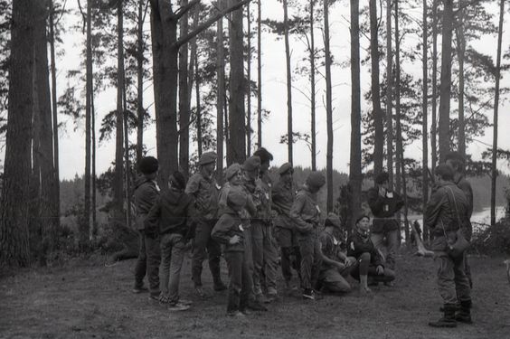 1985-07 08 Jez.Białe k. Machar Szarotka obóz stały Buchtowisko 200 fot. J.Kaszuba.jpg
