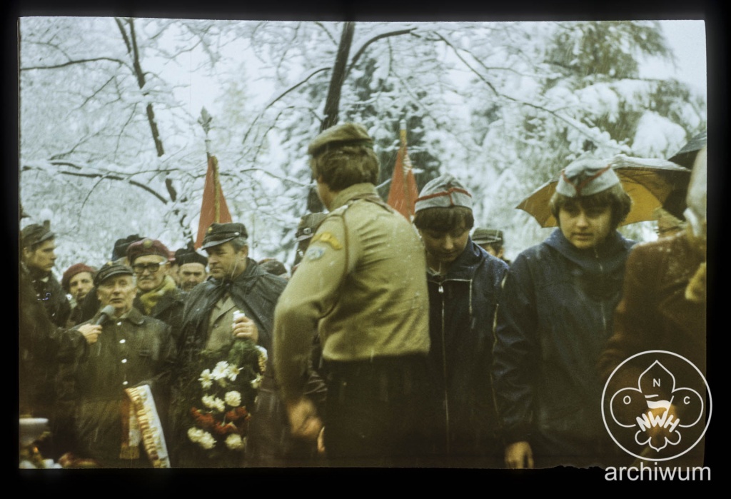 Plik:1981-10-24 Zakopane odsloniecie pomnika Andrzeja i Olgi Malkowskich 031.jpg