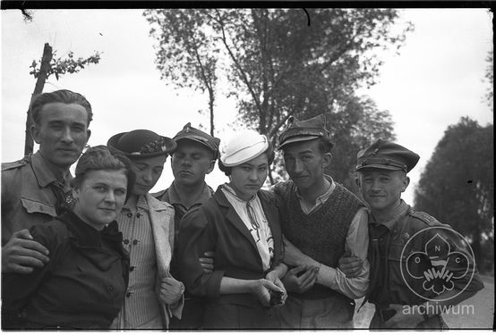 1938-06-5-6 Opatówek, wycieczka Zielone Swiątki 01.jpg