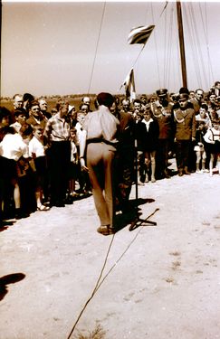 1960-66 Puck. Uroczystość zaślubin harcerstwa z morzem. Watra 022 fot. Z.Żochowski.jpg