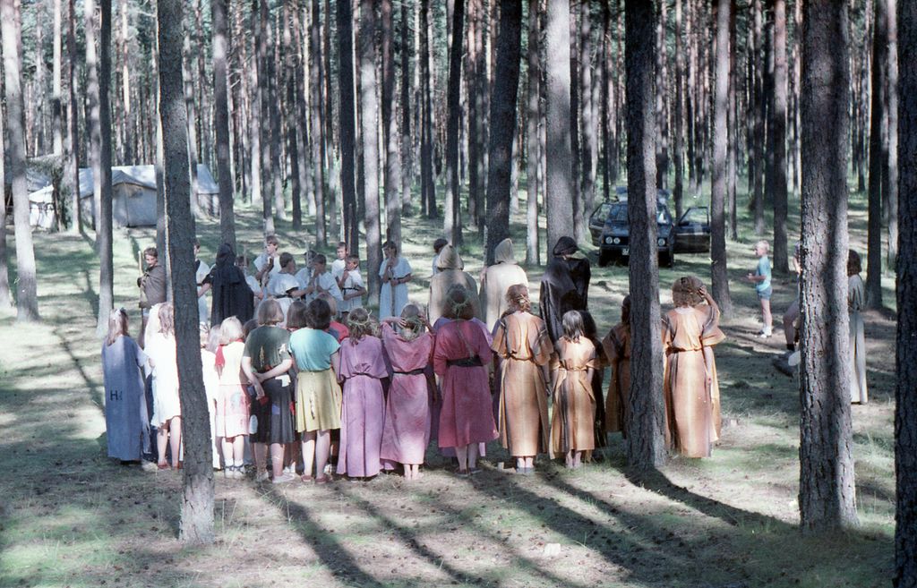 Plik:1991 Obóz Avalon. Jez. Czyste. Szarotka 177 fot. J.Kaszuba.jpg