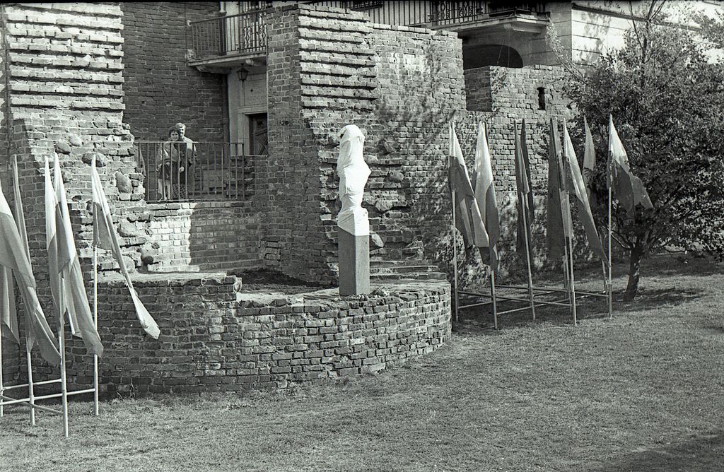 Plik:1983 1-2 X Odsłonięcie pomnika Małego Powstańca. Szarotka020 fot. J.Kaszuba.jpg