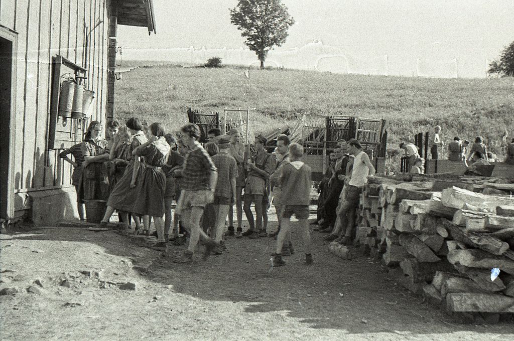 Plik:1956-60 Obóz wędrowny. Bieszczady. 2 GDH Watra 043 fot. Z.Żochowski.jpg