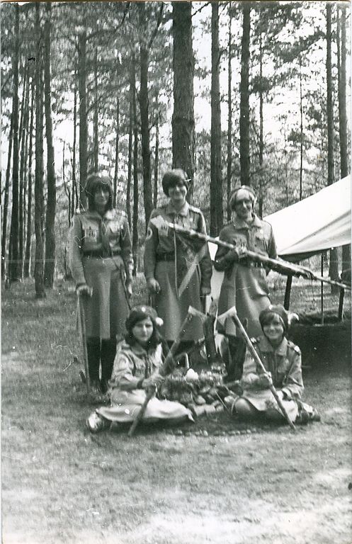 Plik:1977 Miedzno. Obóz stały Szczepu SP 10 Gdynia. 22 GDH146 fot. D.Zabrocki.jpg