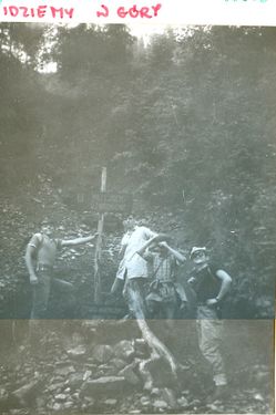1984 Szczawa. Zlot byłych partyzantów AK z udziałem harcerzy. Szarotka019 fot. J.Kaszuba.jpg