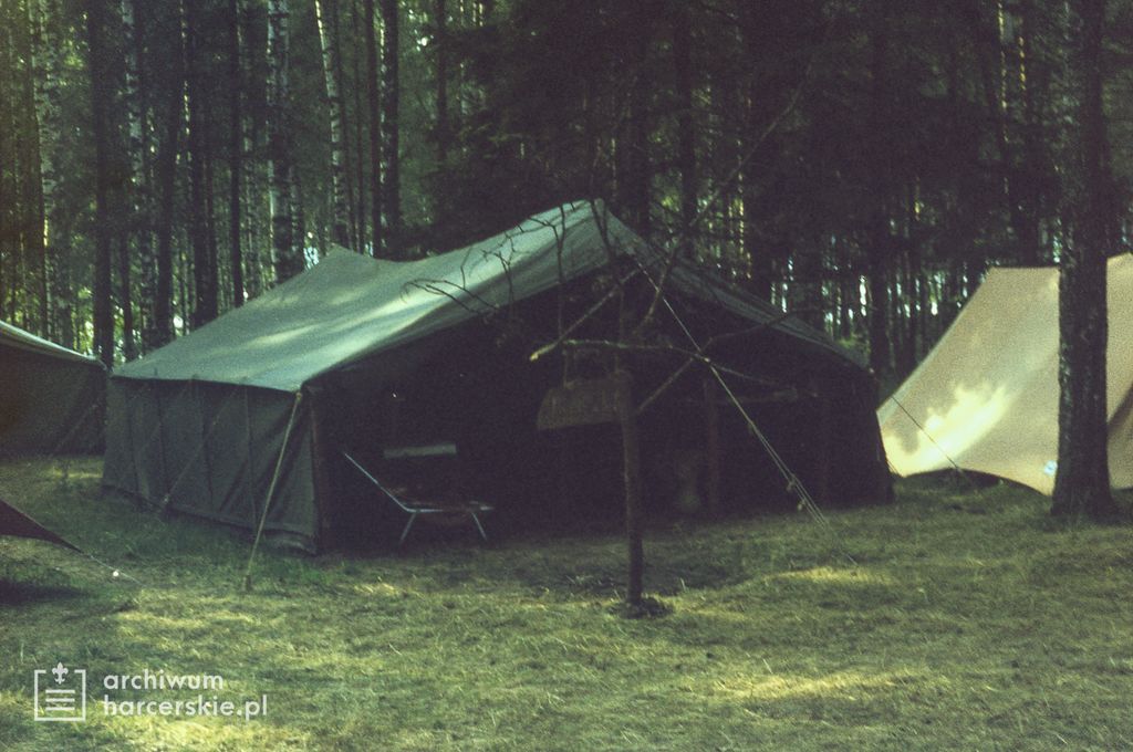 Plik:1987-07 Sąpy. jez.Jeziorak.Obóz Gniazdo. Szarotka 005 fot. J.Kaszuba.jpg