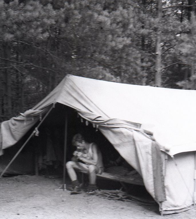 Plik:1985-07 08 Jez.Białe k. Machar Szarotka obóz stały Buchtowisko 234 fot. J.Kaszuba.jpg