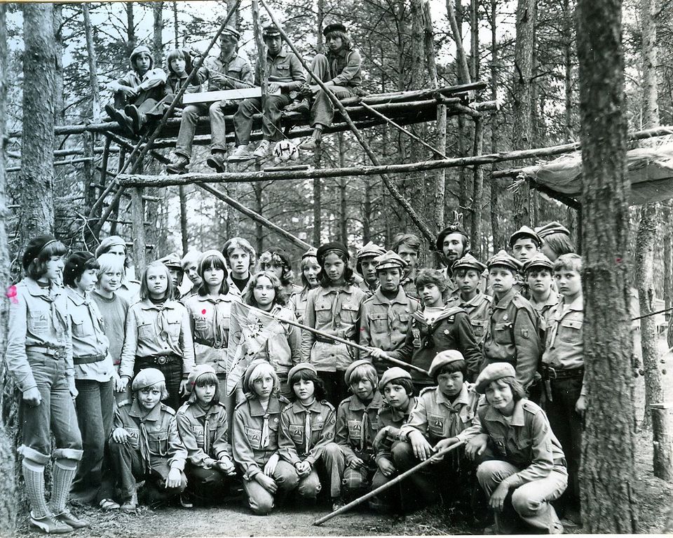 Plik:1976 Miedzno. Obóz stały Szczepu SP 10 Gdynia. 22 GDH031 fot. D.Zabrocki.jpg